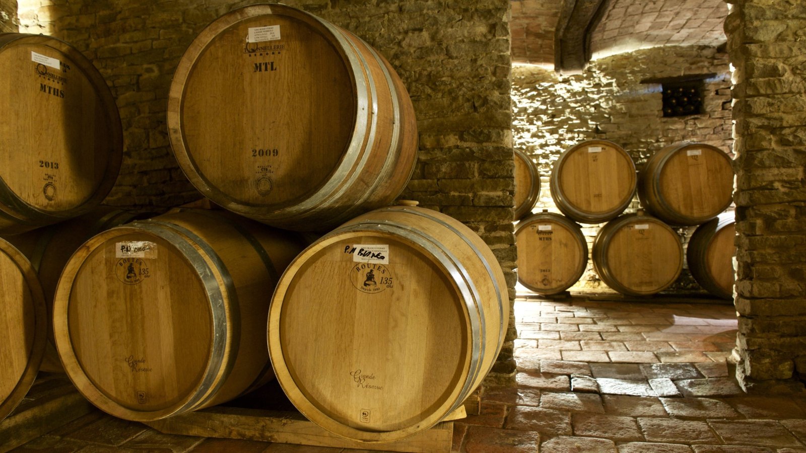 Come leggere l’etichetta del vino: DOC, DOCG e menzioni