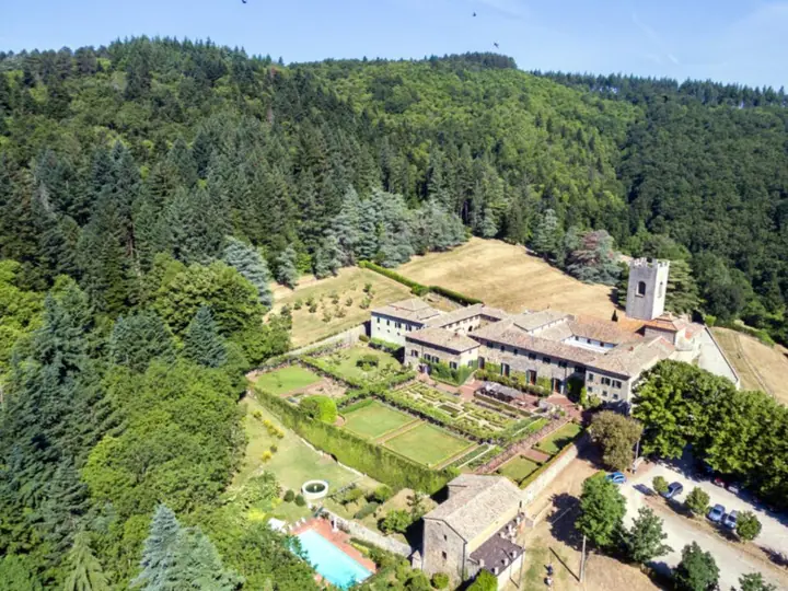 Badia a Coltibuono vista dall’alto, tra i boschi del Chianti