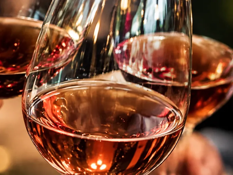 Calici di vino rosato che brindano